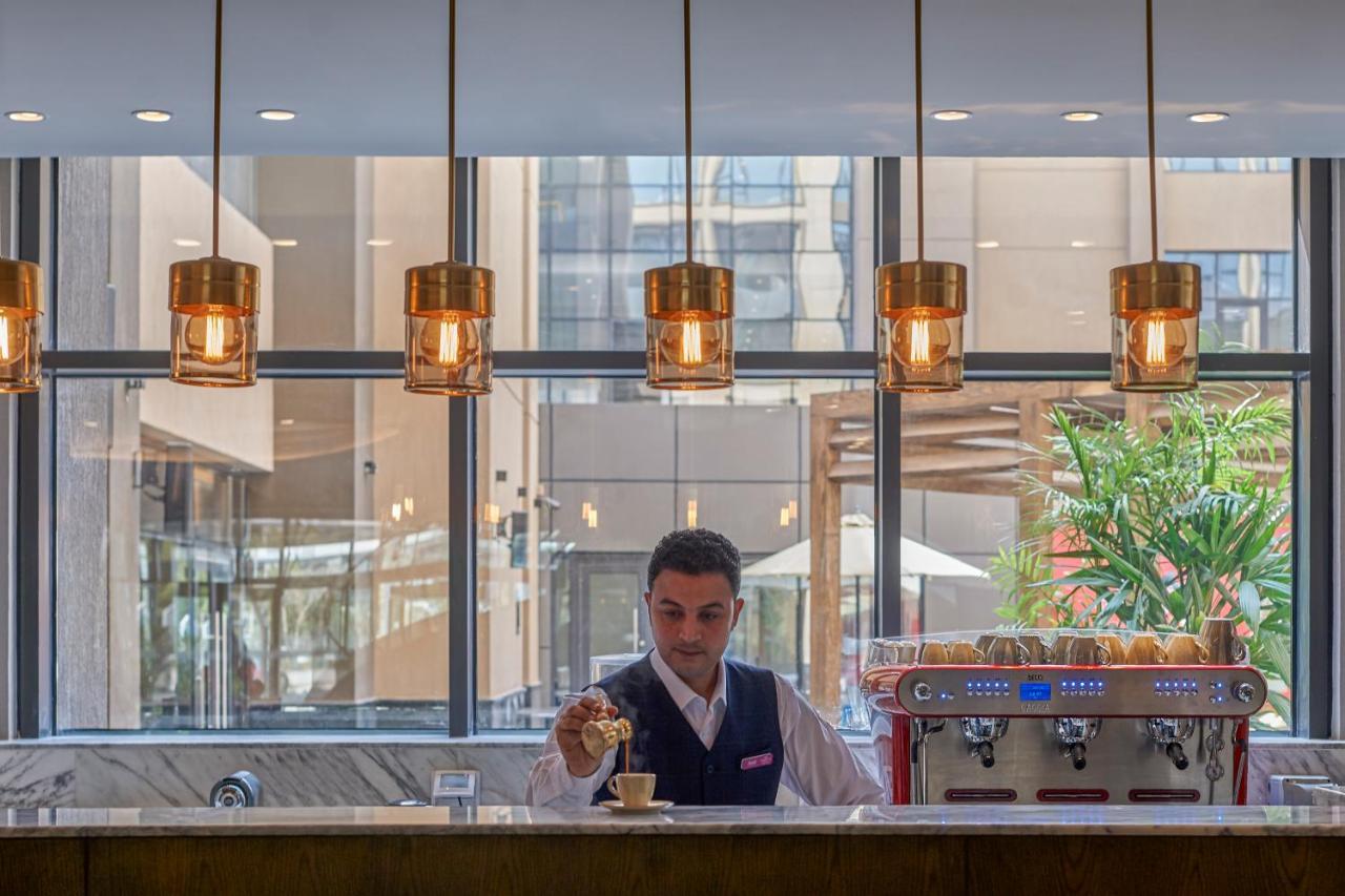 Crowne Plaza - West Cairo Arkan By Ihg 6th of October City Esterno foto Barista at work