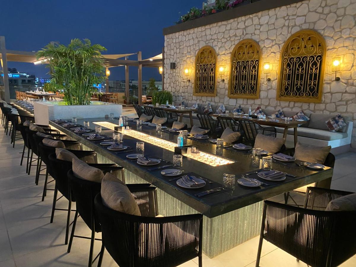 Crowne Plaza - West Cairo Arkan By Ihg 6th of October City Esterno foto The rooftop bar at the hotel