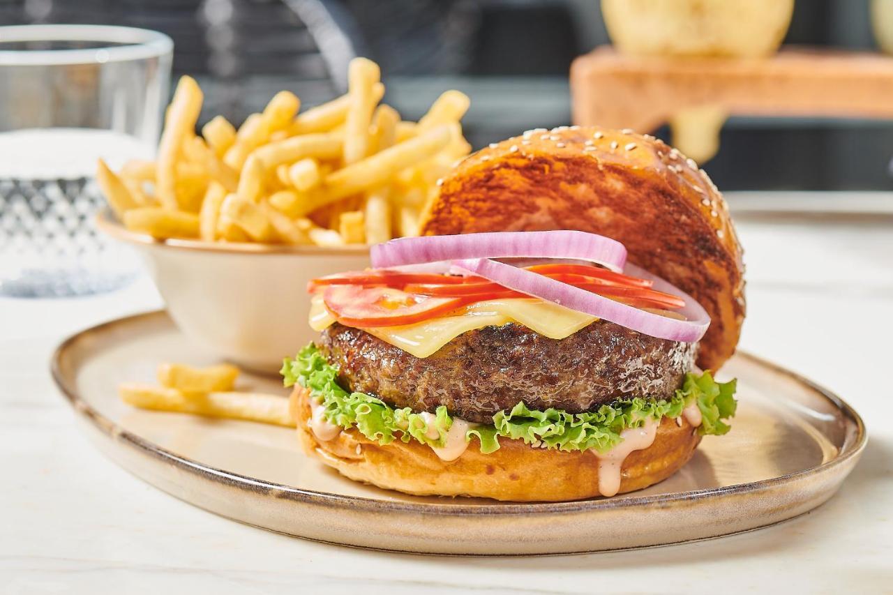 Crowne Plaza - West Cairo Arkan By Ihg 6th of October City Esterno foto A hamburger with fries
