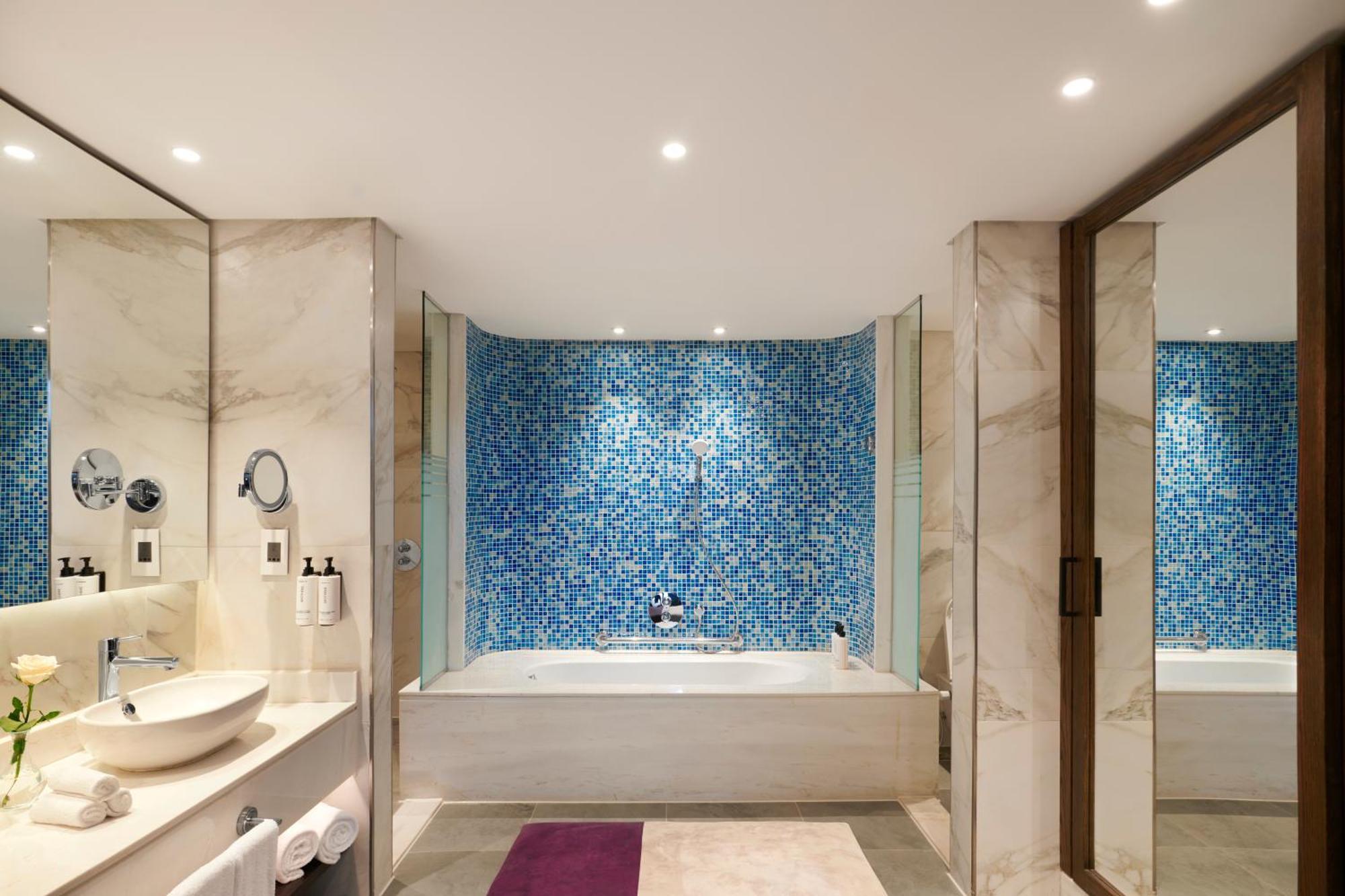 Crowne Plaza - West Cairo Arkan By Ihg 6th of October City Esterno foto Bathroom