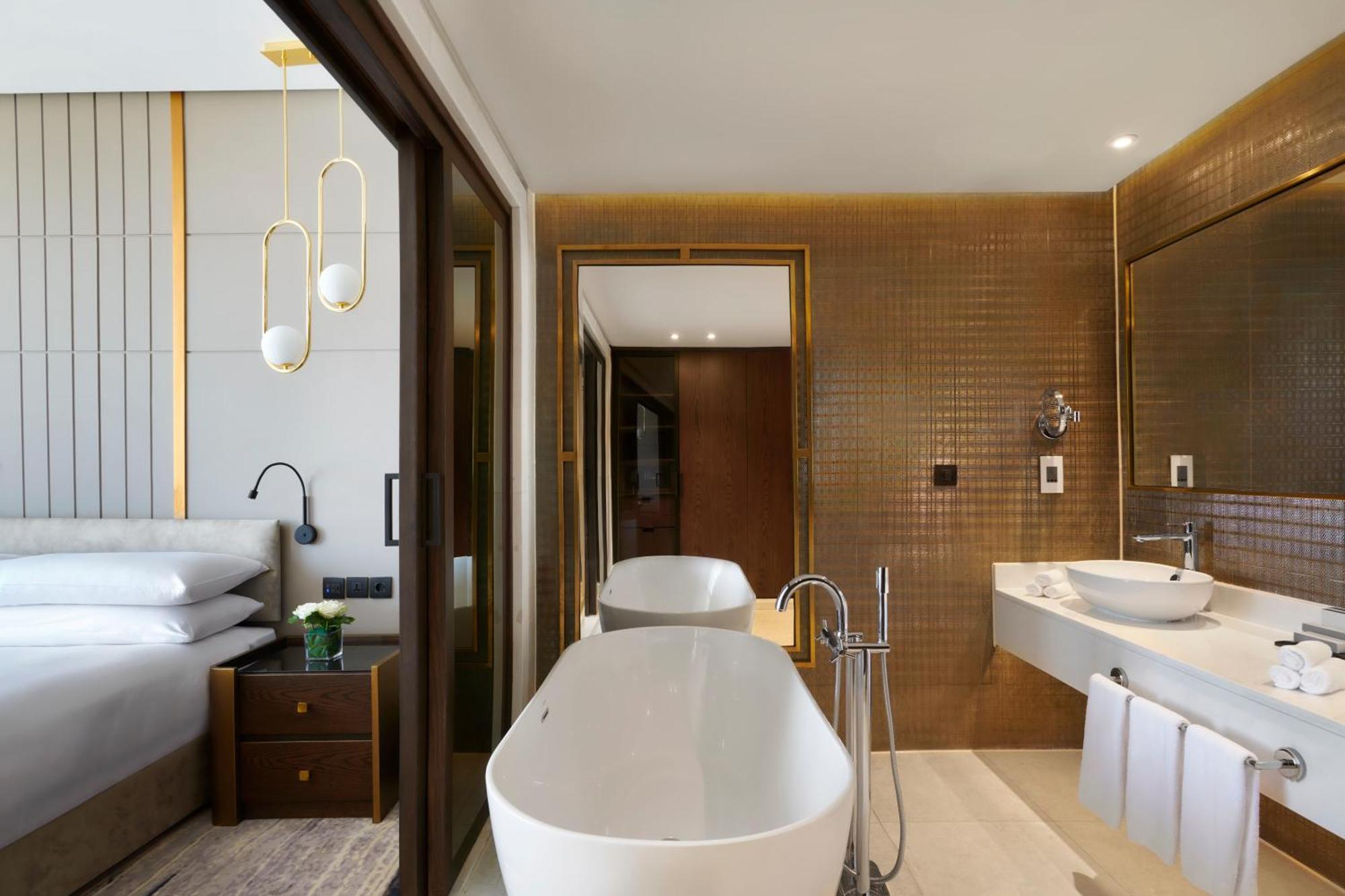 Crowne Plaza - West Cairo Arkan By Ihg 6th of October City Esterno foto Bathroom of a suite